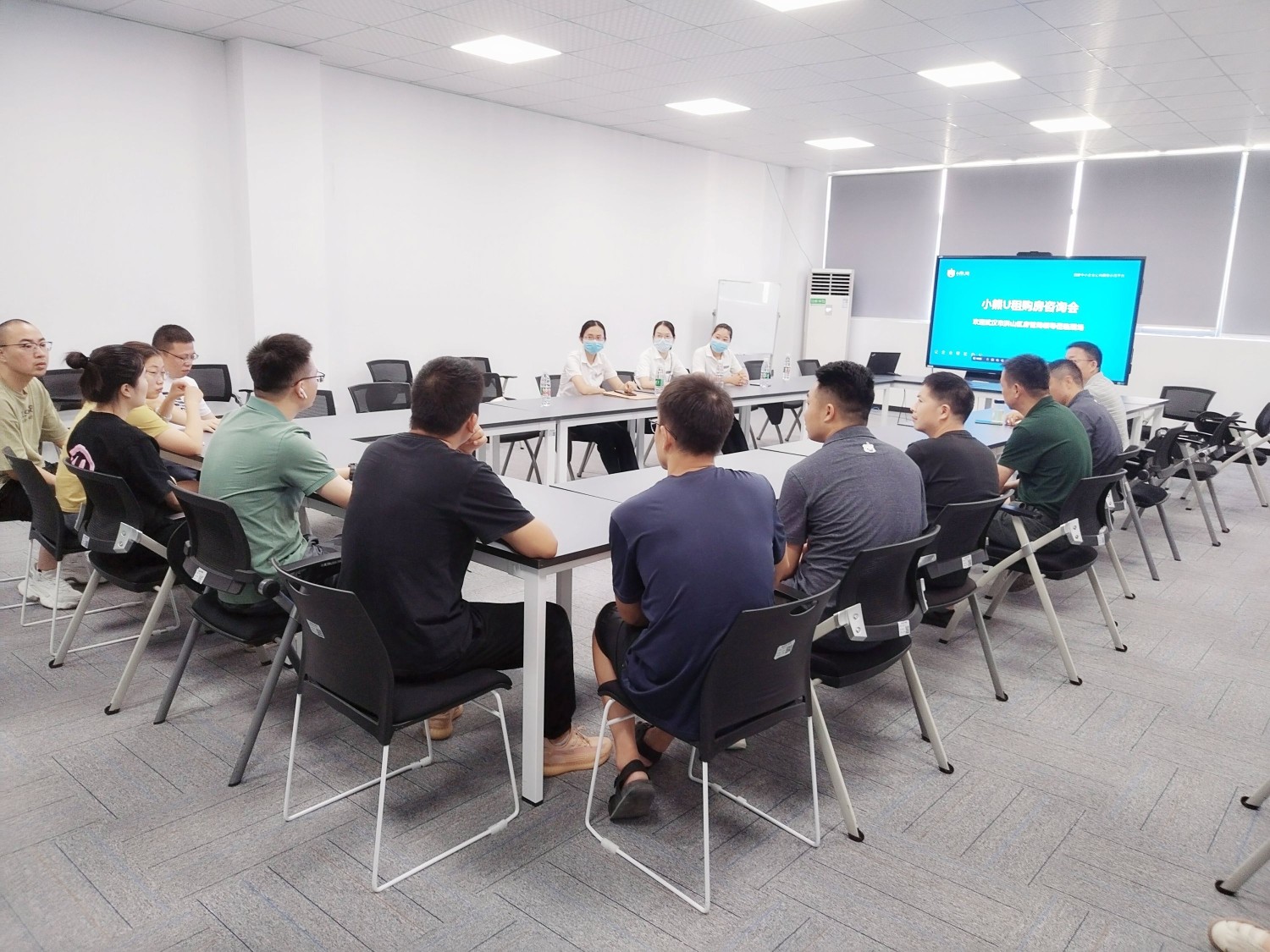 政務(wù)服務(wù)“列車(chē)”駛?cè)肫髽I(yè) 洪山區(qū)打造“一站式”辦證與技術(shù)咨詢新模式